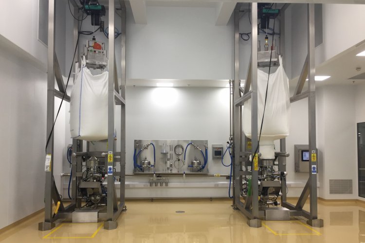 FIBC discharge station with SoliValve 250:
In this picture you see 2 SoliValve 250 discharge/dosing stations coupled with an Istral dispenser. Standard FIBC are discharged thank to the reusable Passive-SoliValve 250.