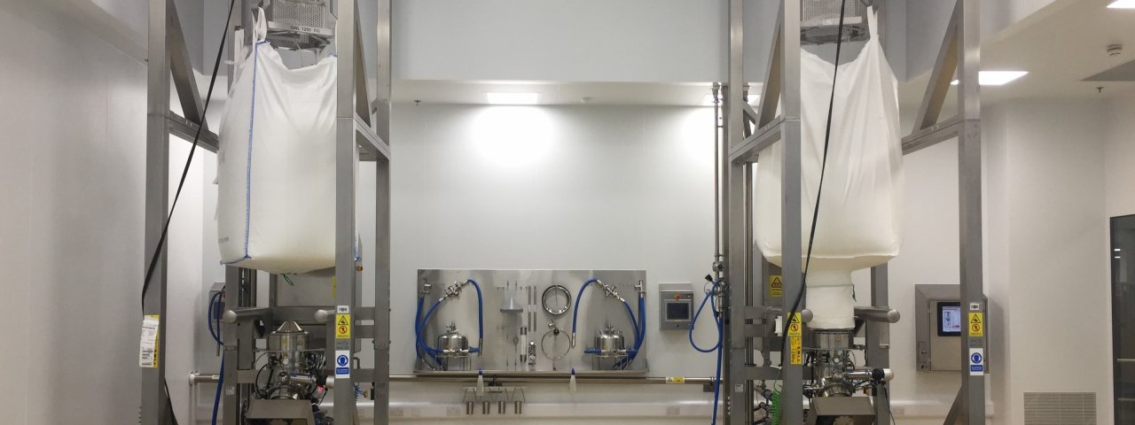FIBC discharge station with SoliValve 250:
In this picture you see 2 SoliValve 250 discharge/dosing stations coupled with an Istral dispenser. Standard FIBC are discharged thank to the reusable Passive-SoliValve 250.