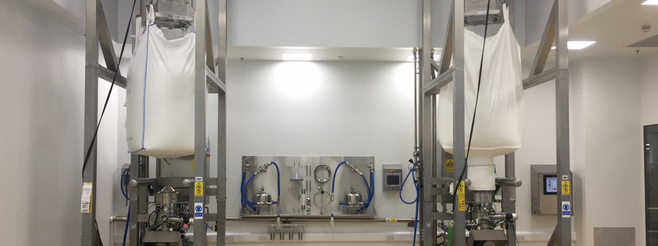 FIBC discharge station with SoliValve 250:
In this picture you see 2 SoliValve 250 discharge/dosing stations coupled with an Istral dispenser. Standard FIBC are discharged thank to the reusable Passive-SoliValve 250.