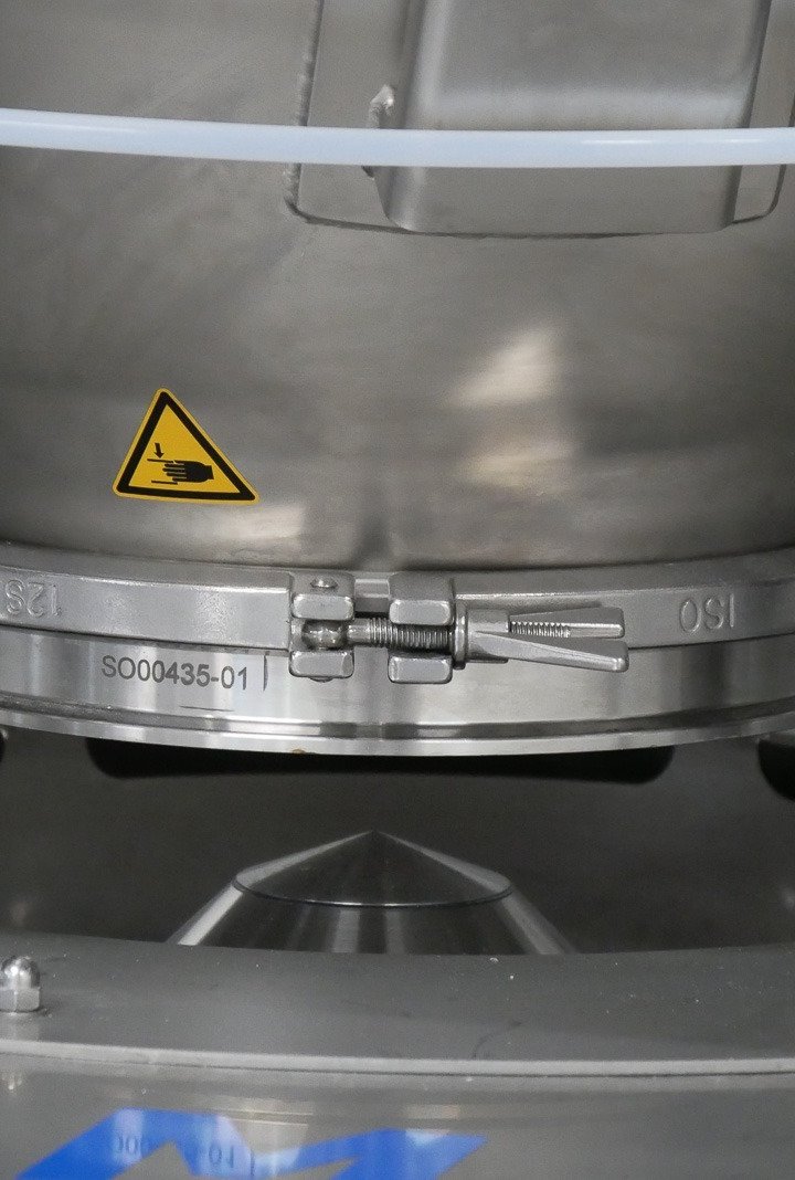 Dusttight powder transfer for rigid and flexible IBC